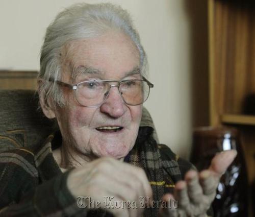 In this May 11, 2010 photo, Jerzy Bielecki is seen speaking to the AP in his home in Nowy Targ, southern Poland. (AP-Yonhap News)