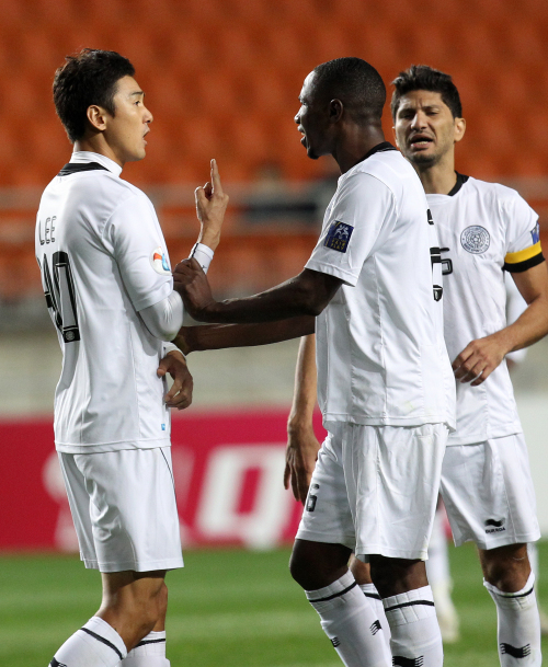 Al Sadd’s Lee Jung-soo (left) talks to his teammates during a match against Suwon last week.(Yonhap News)