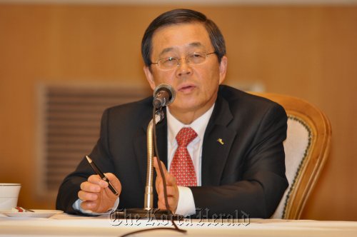 Gumi Mayor Nam Yoo-chin speakes to foreign envoys. (Yoav Cerralbo/The Korea Herald)