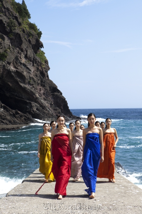 Lee Young-hee’s fashion show on Ulleung Island in August (Maison de Lee Young-hee)