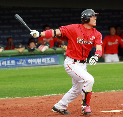 SK first baseman Park Jung-kwon is batting .381 with three home runs and six RBIs this postseason. (Yonhap News)