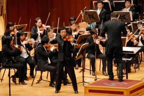 Violinist Kang Dong-suk performs at a previous concert. (Edelman Korea)