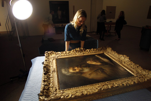 Kimberly Cook of The Cleveland Museum of Art admires Rembrandt van Rijn’s “Old Man Praying” painting before inspection at the North Carolina Museum of Art in Raleigh, North Carolina on Oct. 14. (AP-Yonhap News)