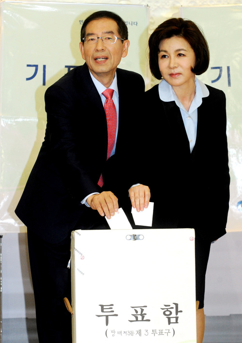 Independent candidate for Seoul mayor Park Won-soon and his wife cast their votes at a polling station in southern Seoul. (Park Hyun-koo/The Korea Herald)