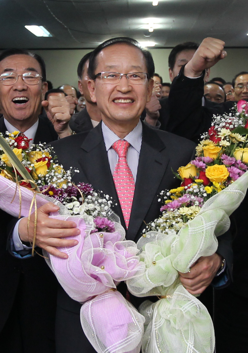 Jung Young-seok of the ruling Grand National Party smiles at his office in Busan after winning a by-election in Dong-gu, Busan, Wednesday. (Yonhap News)