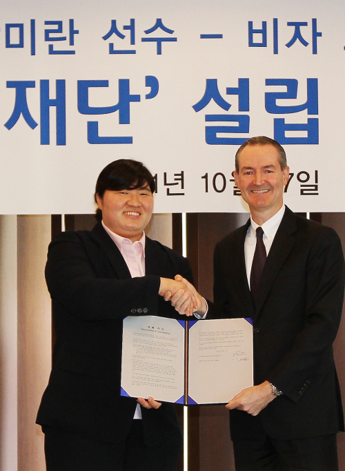 Weightlifter Jang Mi-ran shakes hands with Visa Korea President James Dixon after signing a MOU to set up the JMR foundation in central Seoul on Thursday. (Yonhap News)