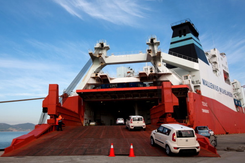 Kia Motors Corp. vehicles bound for export are driven into a car carrier ship at the port in Mokpo on Thursday. (Bloomberg)