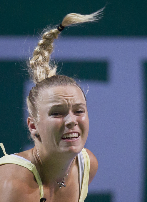 Caroline Wozniacki serves to Petra Kvitova during the WTA championships in Istanbul, Turkey, Thursday. (AP-Yonhap News)