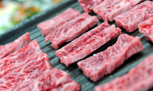 Customers can grill prime meat purchased from Majang Meat Market (like the hanwoochuck tail flap pictured here) at wholesale prices and enjoy it with sides at the Meat Village Butcher Shop for 4,000 won per person.