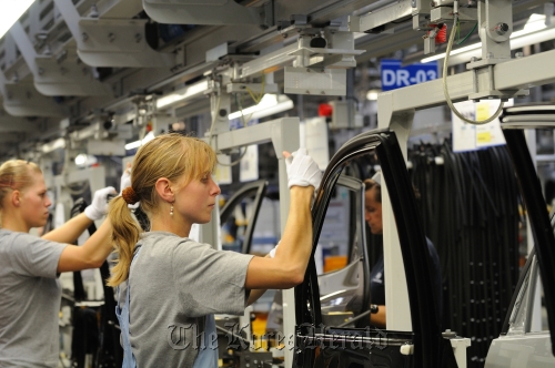 Employees work at an assembly line at Hyundai Motor’s manufacturing factory in Nosovice, Czech Republic. (Hyundai Motor)