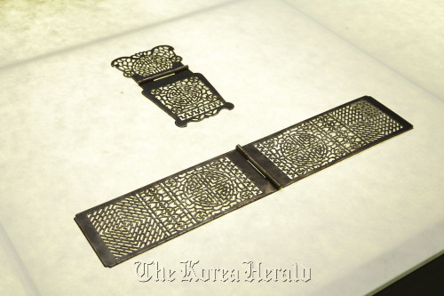 Park Moon-yeol’s metal handicrafts are displayed at the exhibition. (Sulwhasu)