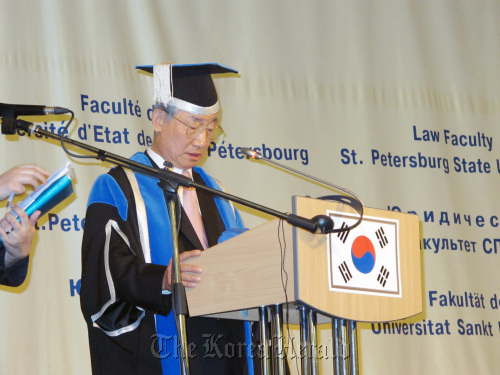 Constitutional Court President Lee Kang-kook gives a lecture at the Saint Petersburg State University after receiving an honorary doctorate from the school, in Russia on Monday. (Constitutional Court of Korea)