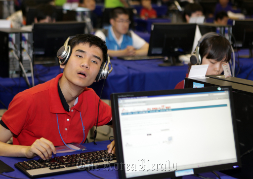 A disabled student participates in the 2011 IT Challenge on June 21 in Songdo, Incheon.