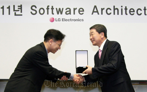 LG Electronics’ vice chairman Koo Bon-joon (right) hands the certificate of authorization to one of the employees noted as a software architect at a recent event at its R&D campus in southern Seoul. (LG Electronics)
