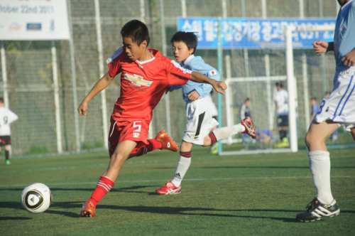 Dong Kwang Won orphanage (in red) plays against Lycee de Francais Seoul at Suwon World Cup Stadium on Oct. 22. (EKF)