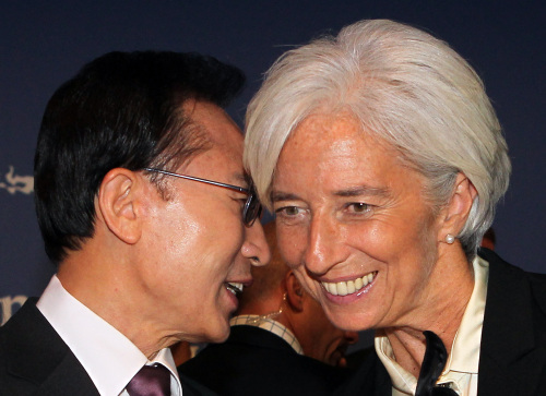 President Lee Myung-bak speaks with IMF managing director Christine Lagarde at the Business Summit dinner in Cannes, France, Wednesday. (Yonhap News)