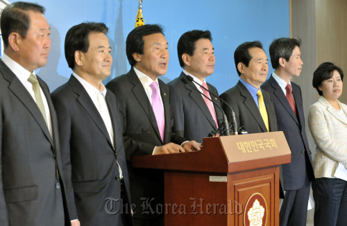 Democratic Party chairman Rep. Sohn Hak-kyu (third from left) and the party’s Supreme Council members announce on Thursday a plan to work toward the consolidation of the liberal camp. (Yang Dong-chul/The Korea Herald)