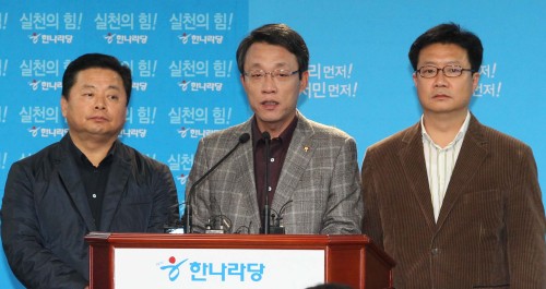 Rep. Kim Song-sik (center) addresses a news conference Sunday. (Yonhap News)