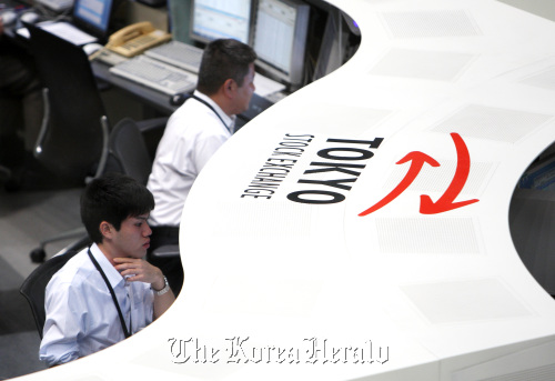 Traders work at the Tokyo Stock Exchange. (Bloomberg)