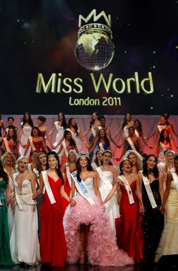 Miss Venezuela Ivian Sarcos , center, sings on stage with her fellow contestants after she is announced winner at the Miss World competition held at Earls Court in London, Sunday, Nov. 6, 2011. (AP-Yonhap News)