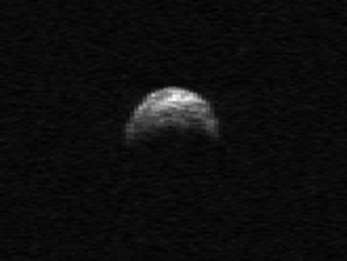 This image made from radar data taken in April 2010 by the Arecibo Radar Telescope in Puerto Rico and provided by NASA/Cornell/Arecibo shows asteroid 2005 YU55. The asteroid, bigger than an aircraft carrier, will dart between the Earth and moon Tuesday, Nov. 8, 2011 - the closest encounter by such a huge rock in 35 years. But scientists say not to worry. It won't hit. (AP-Yonhap News)