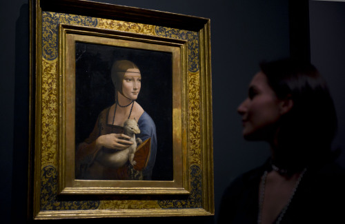 Francesca Sidhu views “Cecilia Gallerani, The Lady with an Ermine” by Leonardo da Vinci at the National Portrait Gallery in London, Monday. (AP-Yonhap News)