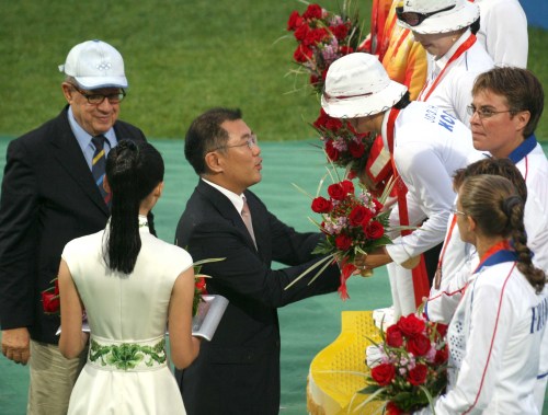 Hyundai Motor Co. vice chairman Chung Eui-sun speaks with a Korean archery team member at the2008 Beijing Olympic Games. (Hyundai Motor Co.)