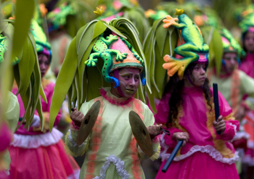 A boy performs during the 2011 Metropolitan Children Parade in Bogota, Colombia, Sunday, Nov. 13 , 2011. The parade, organized by the city government, aims to give poor children the opportunity to parade playing music, dancing and performing acrobatics. (AP-Yonhap News)