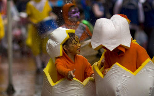 A girl gestures under the rain during the 2011 Metropolitan Children Parade in Bogota, Colombia, Sunday, Nov. 13 , 2011. The parade, organized by the city government, aims to give poor children the opportunity to parade playing music, dancing and performing acrobatics. (AP-Yonhap News)