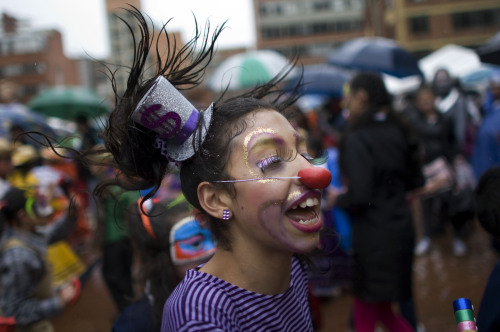 A girl performs during the 2011 Metropolitan Children Parade in Bogota, Colombia, Sunday, Nov. 13 , 2011. The parade, organized by the city government, aims to give poor children the opportunity to parade playing music, dancing and performing acrobatics. (AP-Yonhap News)