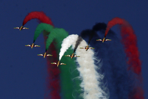 Planes perform at the Dubai airshow in Dubai, United Arab Emirates, Sunday, Nov. 13, 2011. Dubai's fast-growing airline Emirates kicked off the Middle East's biggest airshow Sunday with a huge order for 50 Boeing 777s, marking the U.S. aircraft maker's biggest-ever single order in dollar terms.(AP-Yonhap News)