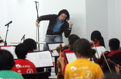Conductor Gustavo Dudamel and the Youth Orchestra of Los Angeles rehearse at YOLA EXPO Center Chamber Orchestra in Choral Hall at the Walt Disney Concert Hall in Los Angeles on Oct. 29. (AP-Yonhap News)