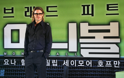 Actor Brad pitt poses for photographers at a press conference to promote his movie 'Moneyball' in Seoul, Tuesday. (Yonhap News)