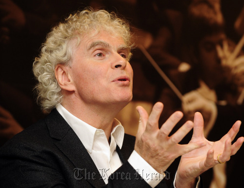 Berlin Philharmonic Orchestra conductor Simon Rattle speaks to reporters during a press conference in Seoul on Tuesday. (Park Hae-mook/The Korea Herald)