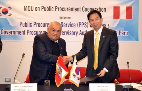Choy Kyu-yun (right), chief of Public Procurement Service, poses with his counterpart at the Procurement Supervisory Authority of Peru in Seoul after signing a memorandum of understanding to share infrastructure in handling public procurement contracts in May. (PPS)