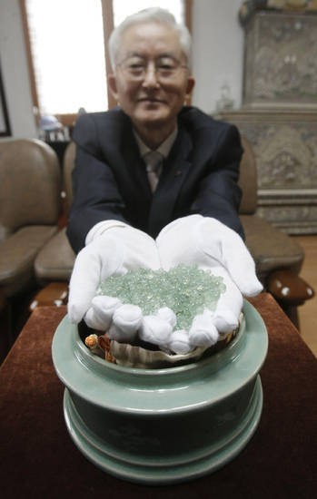 Kim Il-nam, a retired high school principal, displays beads made from his father’s ashes during an interview in Icheon, Gyeonggi Province, on Oct 12. (AP-Yonhap News)