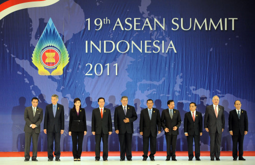 Leaders of ASEAN member countries pose for a group photo during the opening ceremony of the 19th Association of Southeast Asian Nations summit in Bali, Indonesia, Thursday. (Xinhua-Yonhap News)