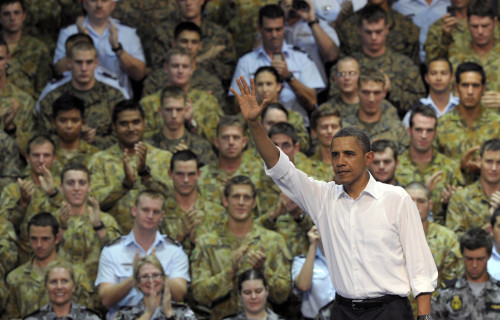 U.S. President Barack Obama waves to the troops after speaking at the Royal Army Air Force Base in Darwin, Australia, Thursday. (AP-Yonhap News)