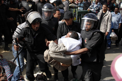 Egyptian riot police clash with demonstrators at the Tahrir Square in Cairo, Egypt on Saturday. (Xinhua-Yonhap News)