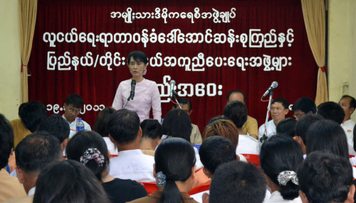 Myanmar’s opposition leader Aung San Suu Kyi delivers her speech during a meeting with youth members of her National League for Democracy party at the party headquarters on Saturday in Yangon. (AP-Yonhap News)