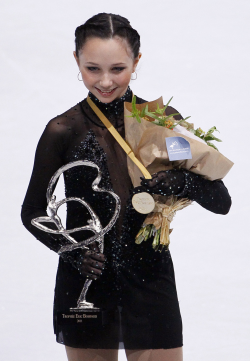 Elizaveta Tuktamisheva of Russia poses with her gold medal. (AP-Yonhap News)