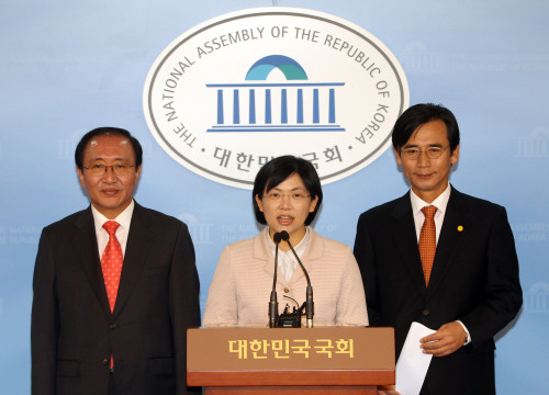 Democratic Labor Party leader Rep. Lee Jung-hee (center), People Participation Party leader Ryu Si-min (right) and former lawmaker Roh Hoi-chan announced their agreement to merge and create a unified liberal party at the National Assembly in Seoul on Sunday. (Yonhap News)