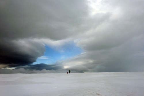 British adventurer Felicity Aston skis across Iceland on Sep. 24, 2010. (AP-Yonhap News)