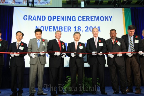 Hyundai Heavy Industries Co. chief executive Lee Jai-seong (center), Alabama Gov. Robert Bentley (third from right), Montgomery Mayor Todd Strange (third from left) and other officials open transformer factory over the weekend. (Hyundai Heavy Industries)