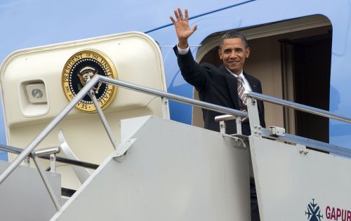 U.S. President Barack Obama waves from Air Force One prior to departure from Denpasar International Airport in of Bali, Indonesia, on Saturday, after participating in the Association of Southeast Asian Nations and East Asia summits. (AFP-Yonhap News)