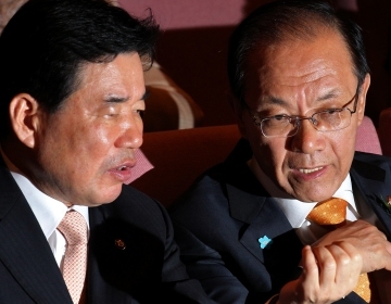 GNP floor leader Rep. Hwang Woo-yea (right) talks with his DP counterpart Kim Jin-pyo Friday. (Yonhap News)