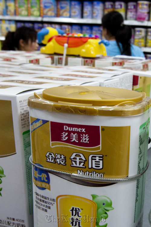 Customers shop for infant baby formula at a store in Beijing. (Bloomberg)