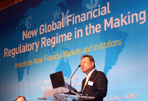 Euh Yoon-dae, CEO of KB Financial Group Inc., speaks at the Seoul finance forum co-hosted by the Institute for Global Economics and the Asian Development Bank. (Yonhap News)