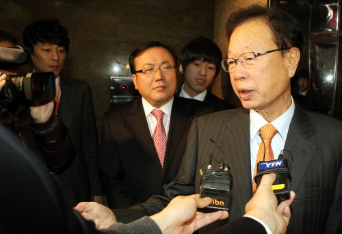 National Assembly Speaker Park Hee-tae (top) is surrounded by reporters (Yang Dong-chul/The Korea Herald)