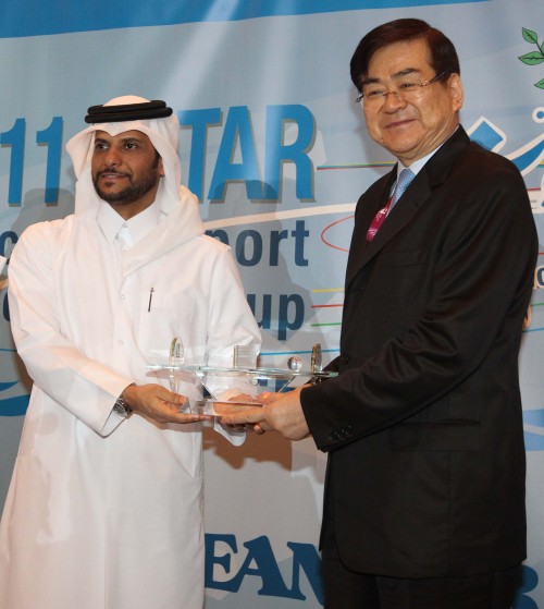 Korean Air chief executive Cho Yang-ho (right) receives a service award from Qatar Olympic Committee secretary-general Sheikh Saoud Bin Abdulrahman Al-Thani at an international table tennis competition on Tuesday in Doha, Qatar. (Yonhap News)